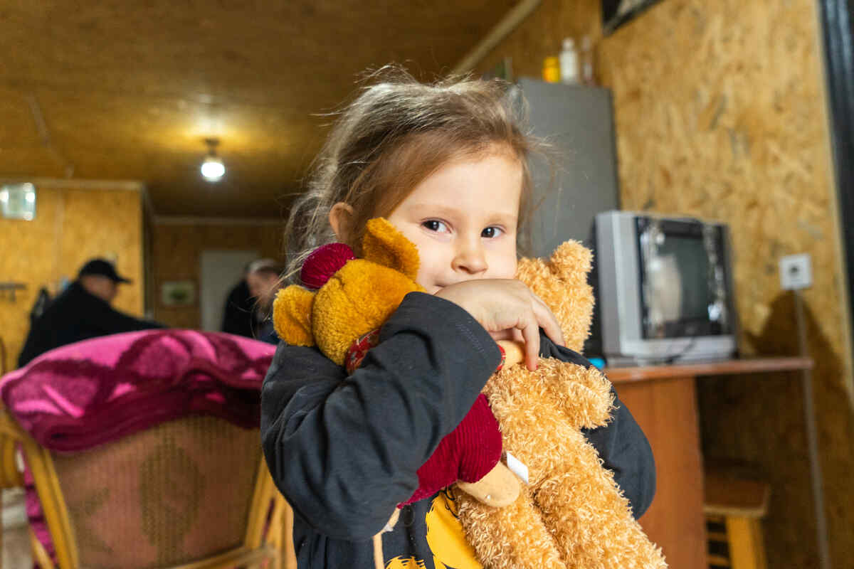 Kind hält einen Teddybären im Arm in Odessa, Ukraine. 