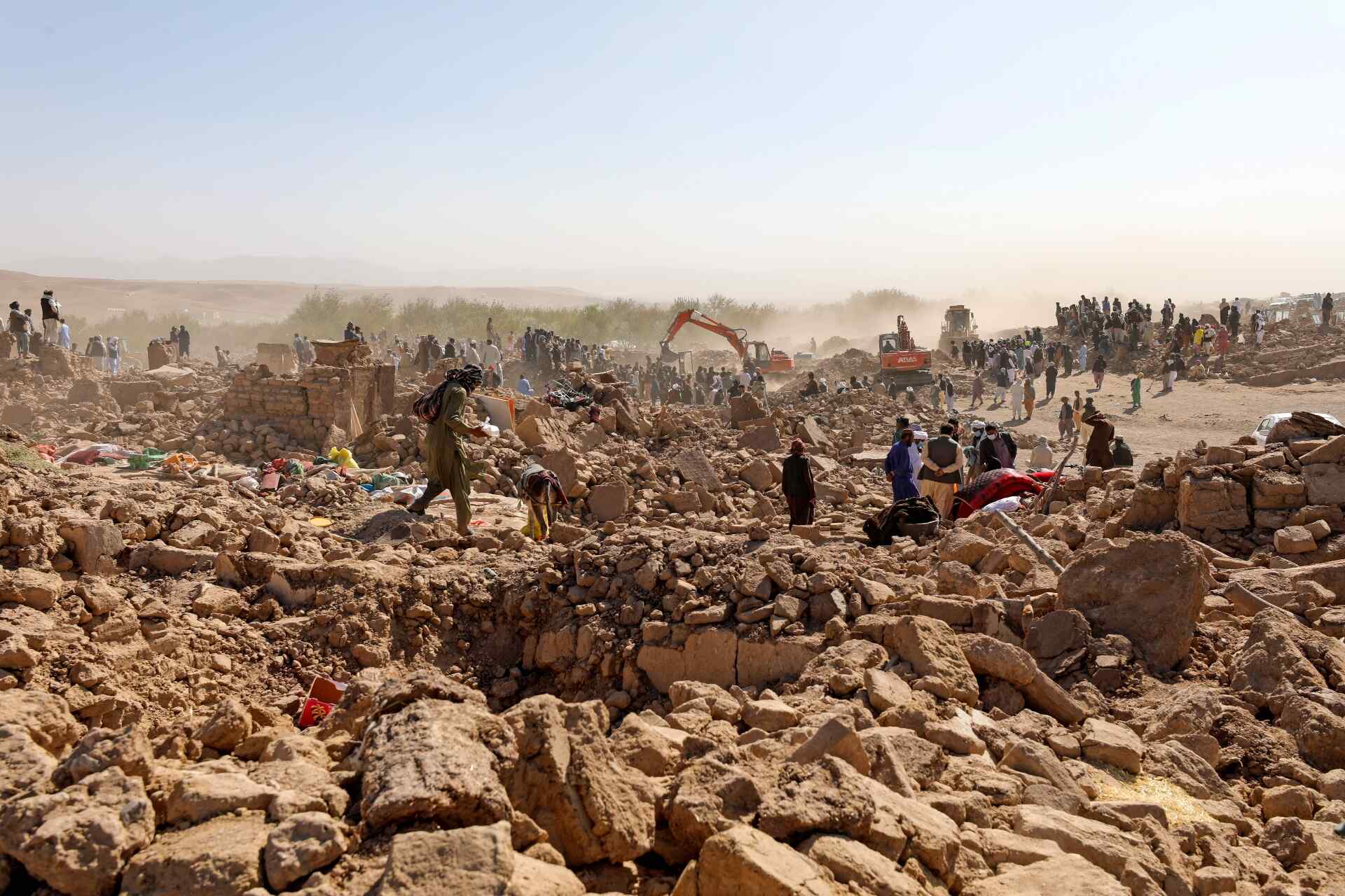 Die Trümmer eines Gebäudes verdeutlichen die Stärke des Erdbebens, das sich in der Nähe von Herat, Afghanistan, ereignete.