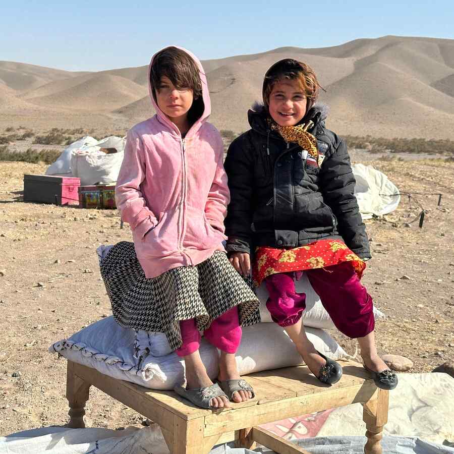 Zwei Kinder nach dem Erdbeben in Afghanistan im Oktober 2023