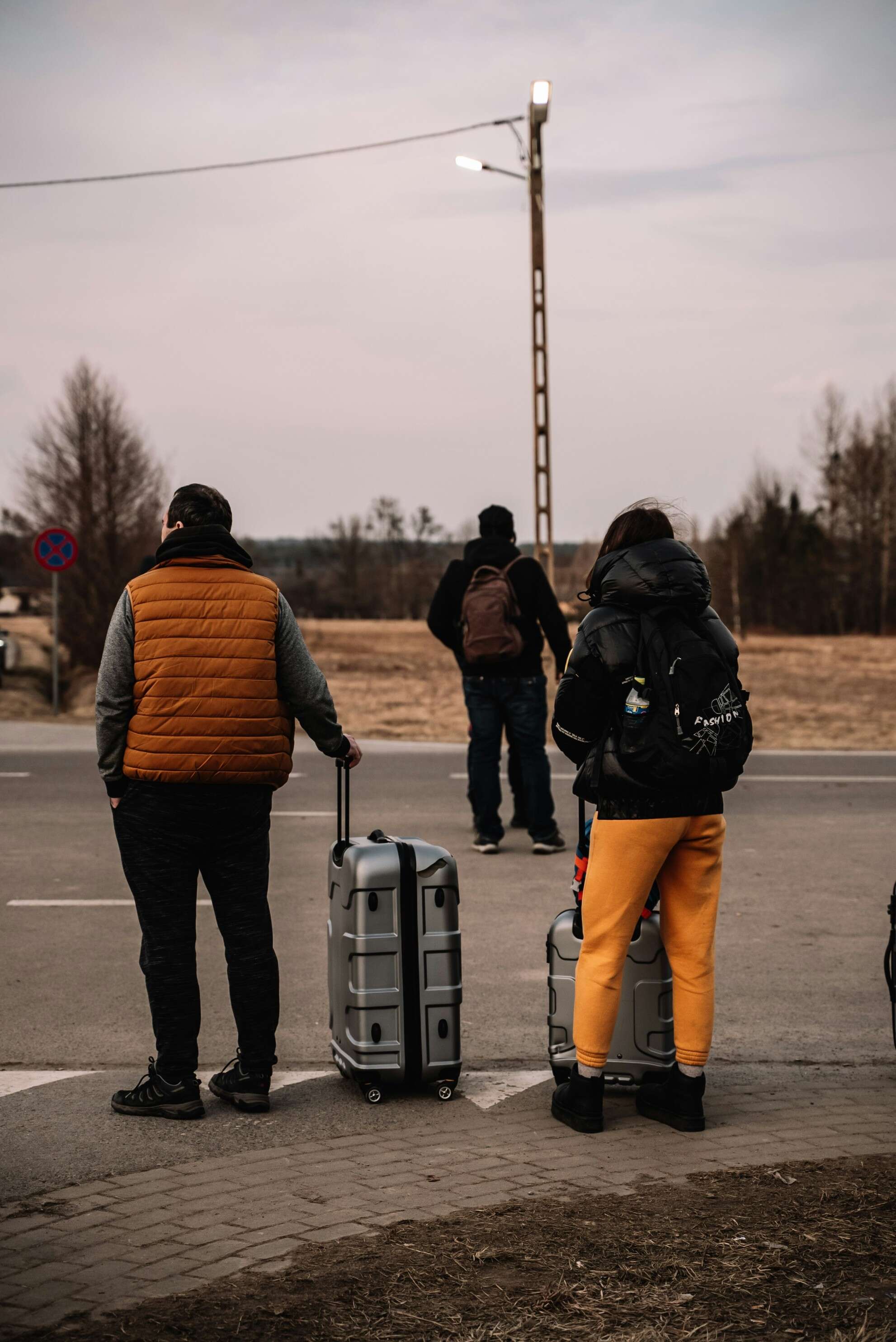 Geflüchtete aus der Ukraine, die an der Grenze stehen.