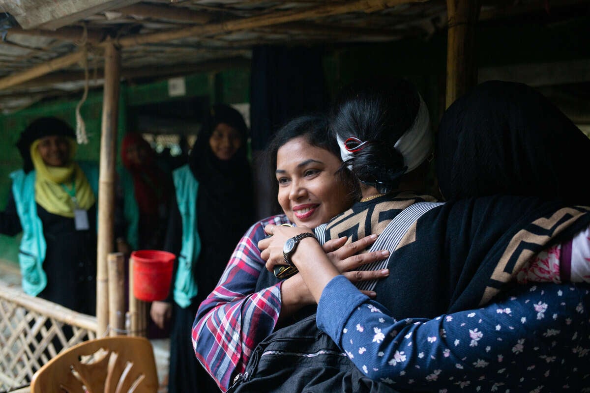 Razia Sultana, aktivist och advokat, välkomnar kvinnor på hennes kvinnocenter i Bangladesh. 