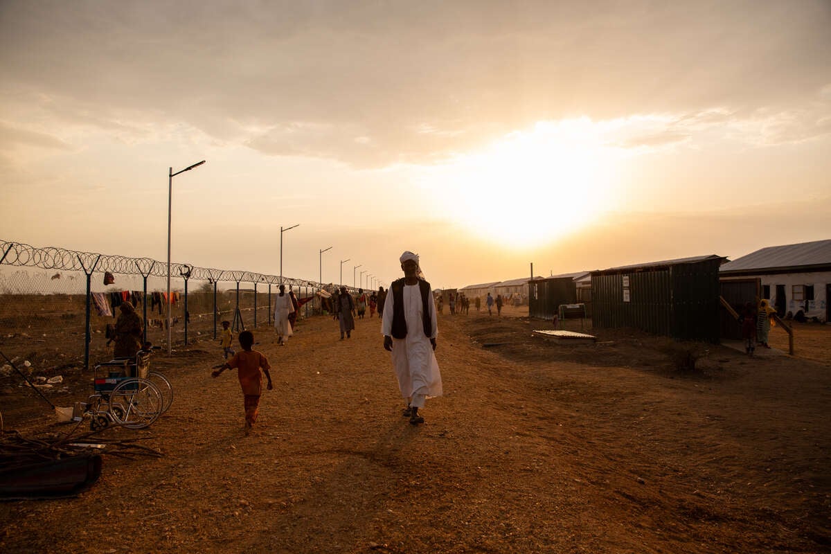 En man går genom ett trancitcenter i Sudan.