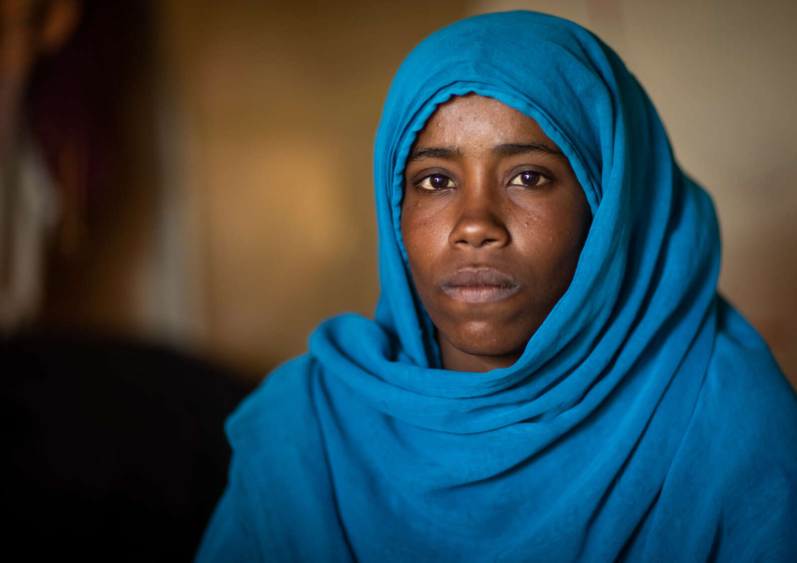 Porträtt av en kvinna från Beja-stammen med blå niqab, Röda havs-staten, Port Sudan.