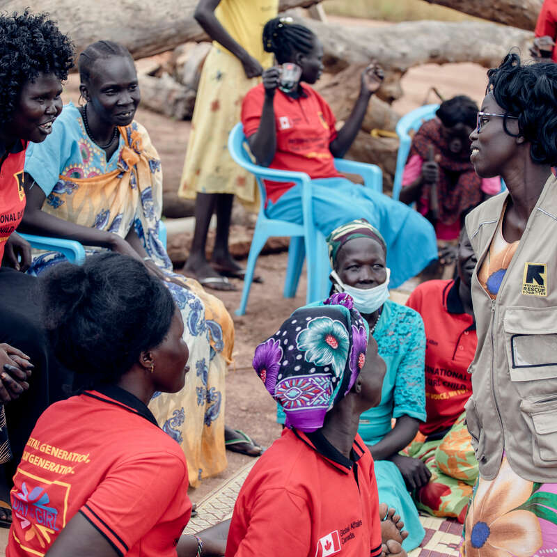RESCUE:s medarbetare håller i en workshop för kvinnor i Sydsudan. 