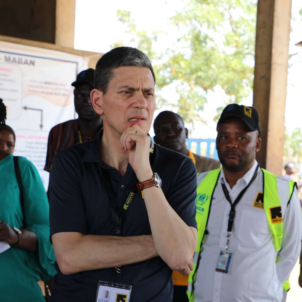 데이비드 밀리밴드 총재가 남수단을 방문하여 스탭들과 이야기를 나누고 있습니다.