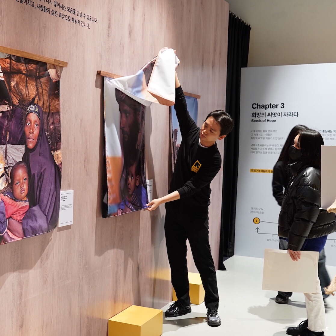 국제구조위원회 직원 곽성권님이 팝업 현장에서 관람객에게 전시 설명을 진행하고 있습니다.