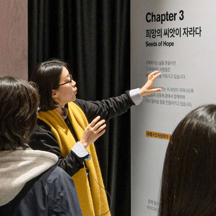 국제구조위원회 박다겸 매니저가 팝업 현장에서 도슨트 프로그램을 진행하고 있습니다.