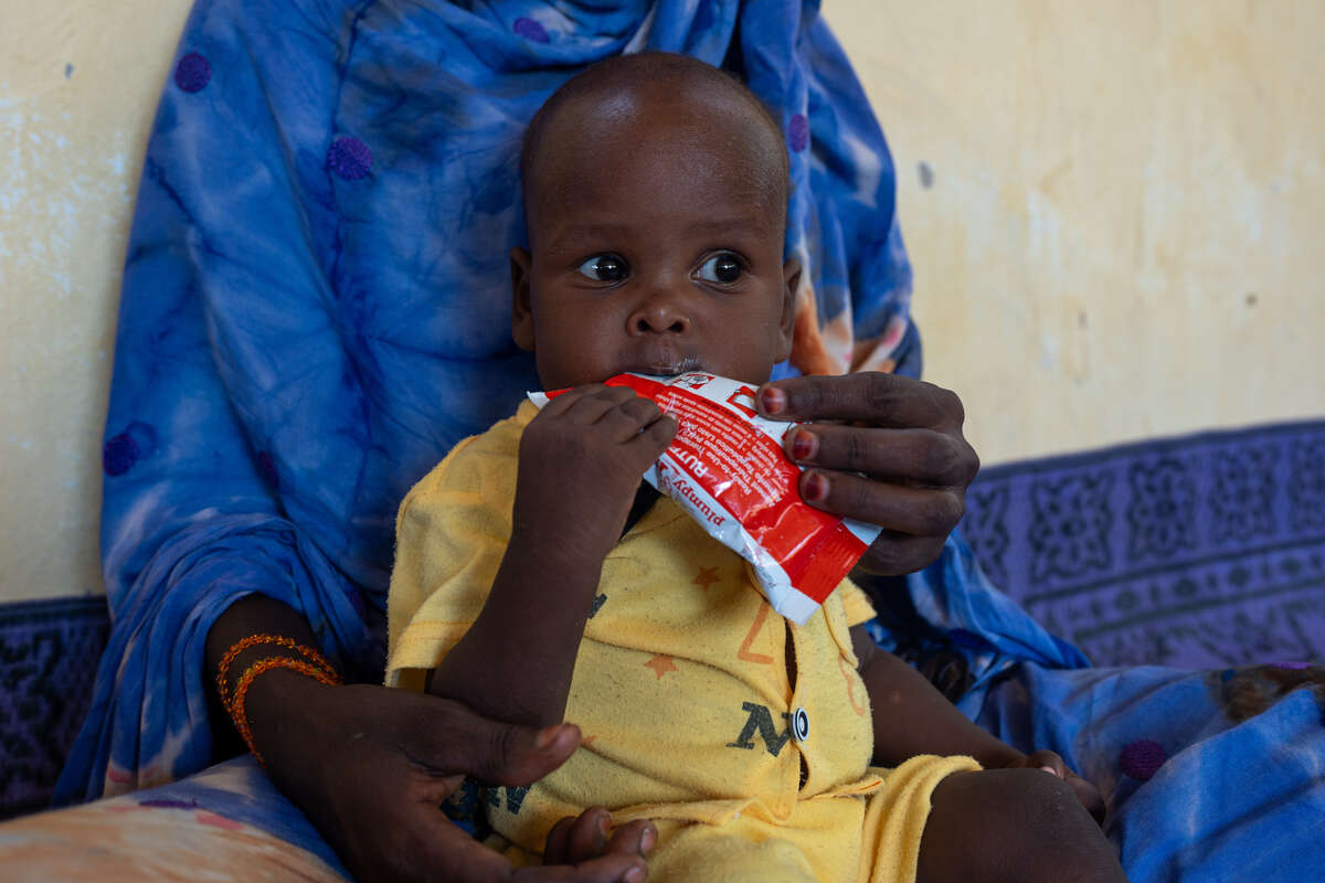Ett spädbarn behandling mot undernäring med nötkräm som en del av RESCU:s hälsoinsatser i Lake Chad‑regionen