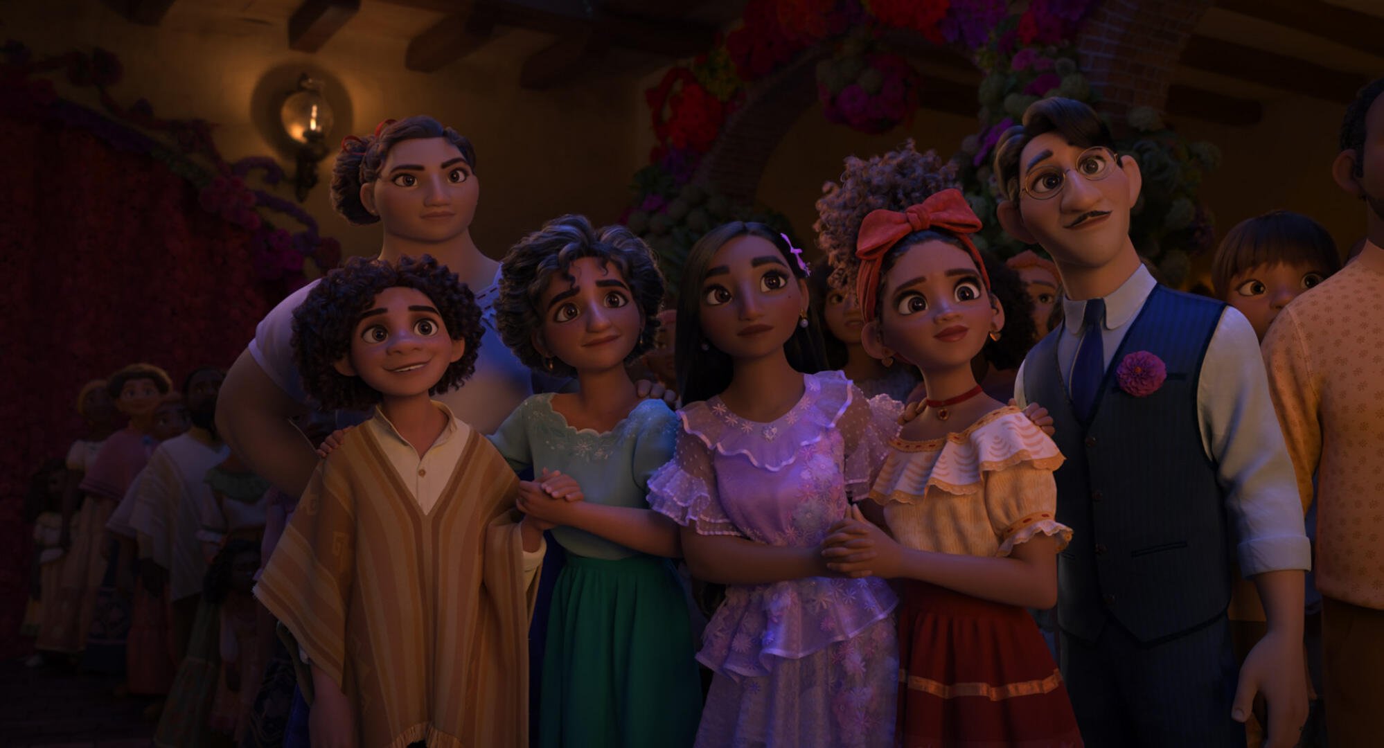 Los Madrigal, Luisa, Camilo, Julieta, Isabela, Dolores y Agustín, se paran juntos mirando algo fuera de campo.