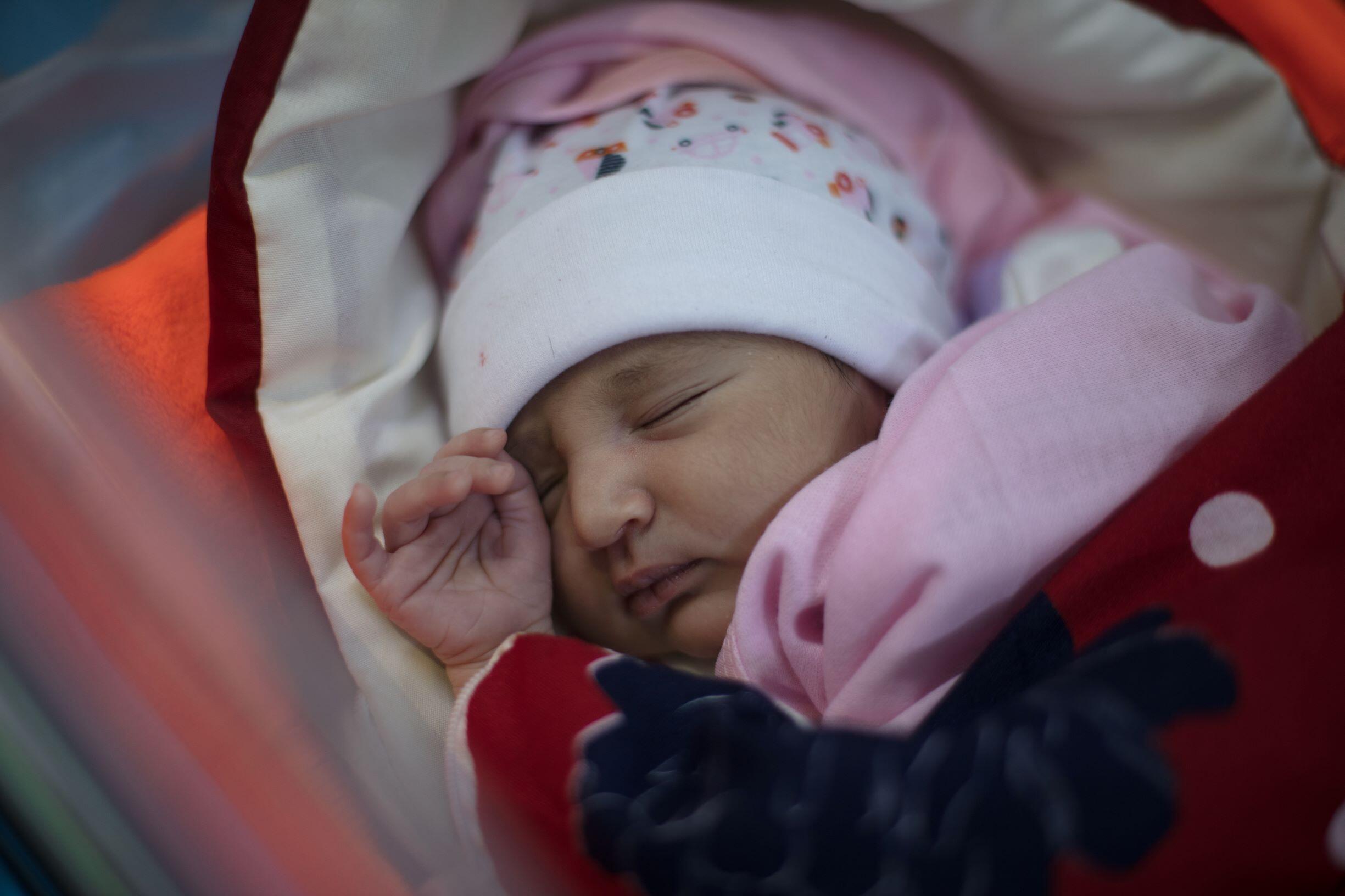 Baby Mera sleeps peacefully at the IRC’s health centre in Albureiqah, Yemen