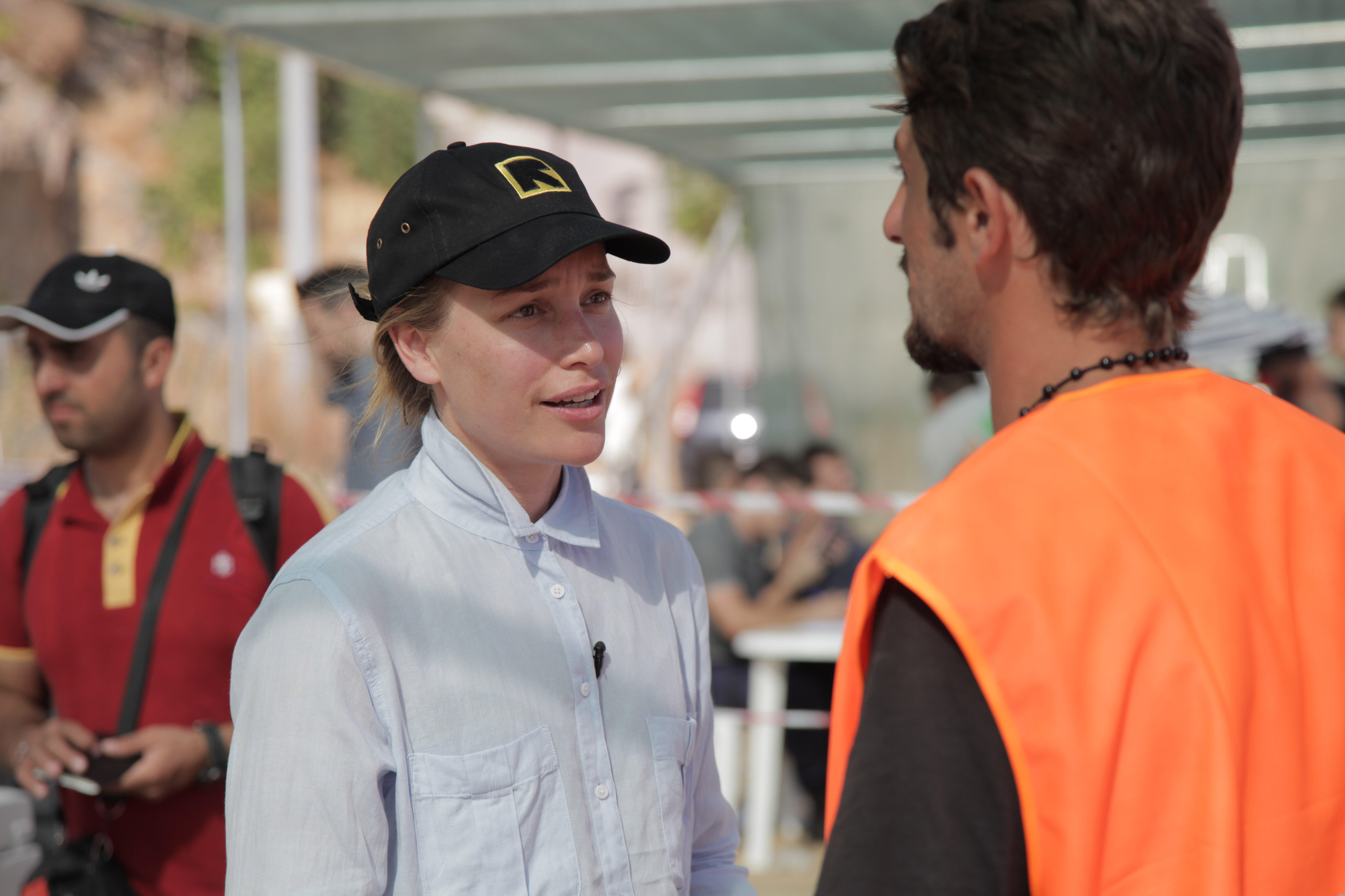 Piper Perabo speaks with a refugee in Greece