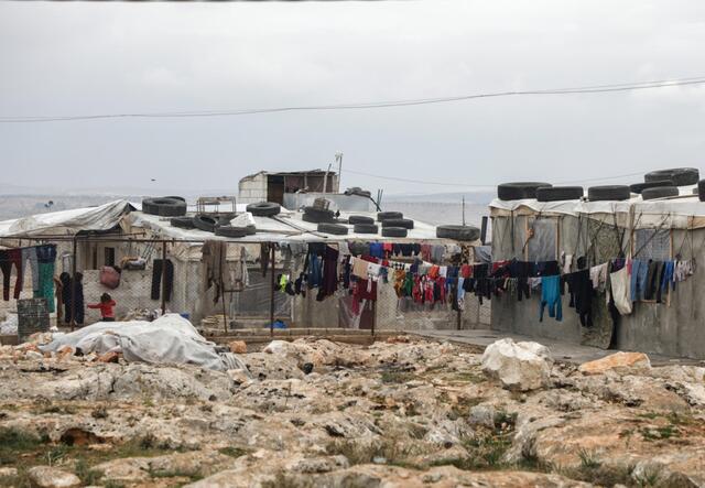 Clothes are hanging on a line which streched between two baracks