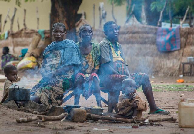 En familj på flykt som befinner sig i det provisoriska lägret Kaga Bandoro i Centralafrikanska republiken.