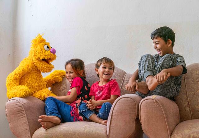 Die neuen Sesamstraße Puppe Jad spielt mit Flüchtlingskinder in Amman