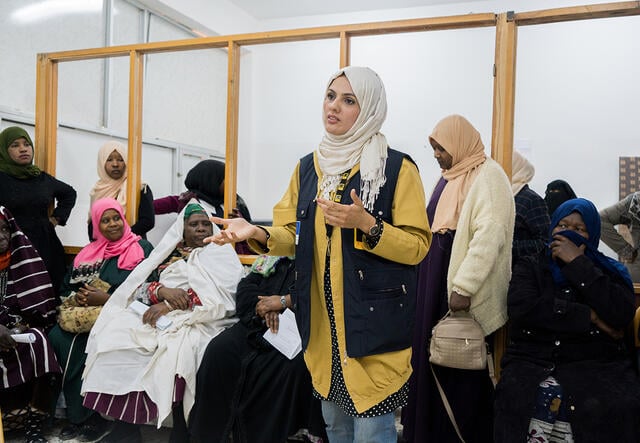 Eine medizinische Fachkraft mit Frauen in einer libyschen Klinik 