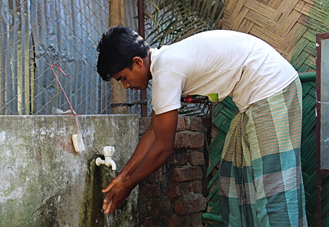 Flüchtling wäscht seine Hände an einer Handwaschstation in Bangladesch 
