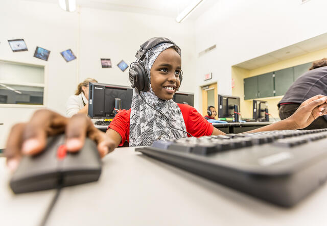 Ein Mädchen beim computer-gestützten Lernen in einem IRC-Sommerkurs