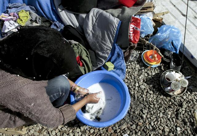 Eine Geflüchtete wäscht sich ihre Hände im Lager Moria auf Lesbos.