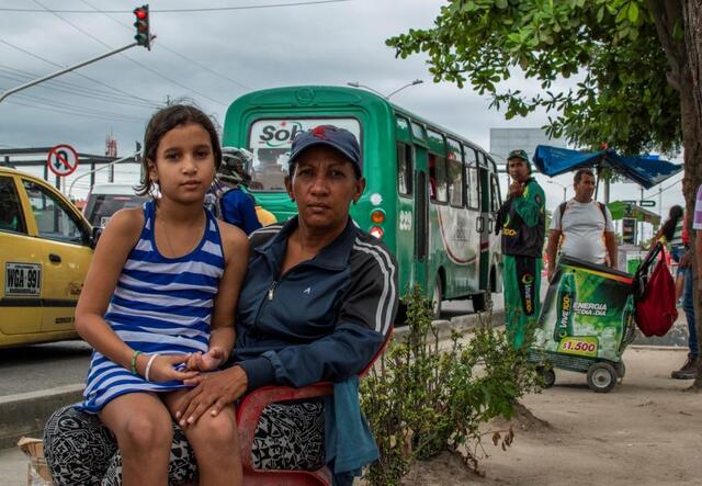 Venezolanische Mutter mit ihrer Tochter in Kolumbien 