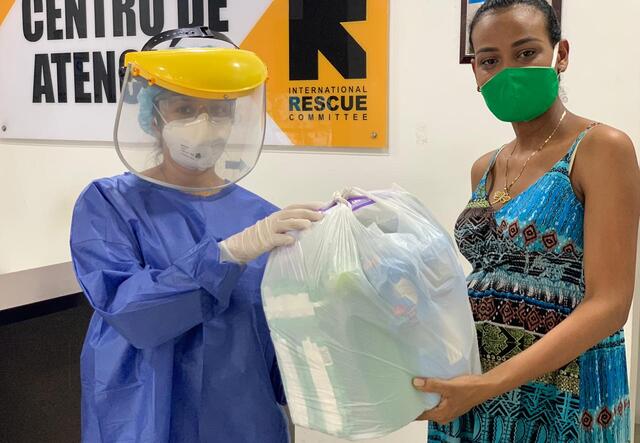 Schwangerer Mutter aus Venezuela wird COVID-19 Gesundheitskit übergeben
