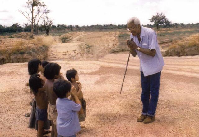 Aktivist Bayard Rustin redet mit Kindern