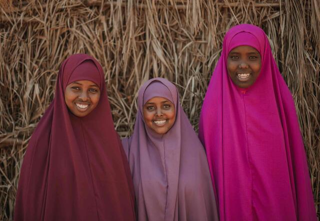 Drei somalische Mädchen in Camp Helowyn in Äthiopien. Es beherbergt 40,000 Menschen.