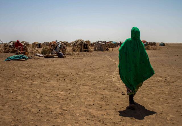 Eine Frau in Äthiopien läuft zu ihrerem Zuhause zurück.