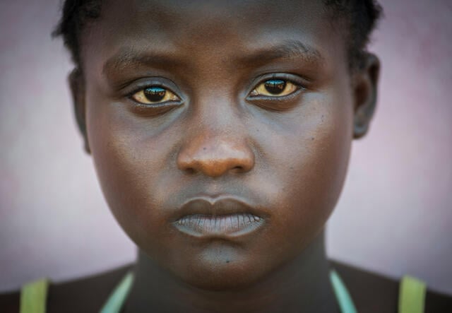 Melissas tittar in i kameran, Centralafrikanska republiken.