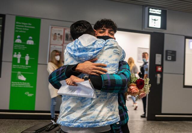 Ali och Mehdi kramar om varandra på flygplatsen