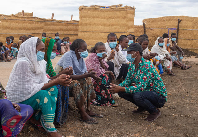 En skolavslutning utomhus i ett flyktingläger i Sudan