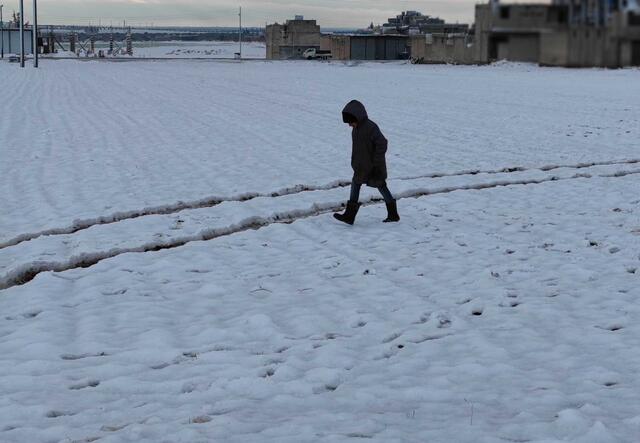 Junge läuft durch den Schnee
