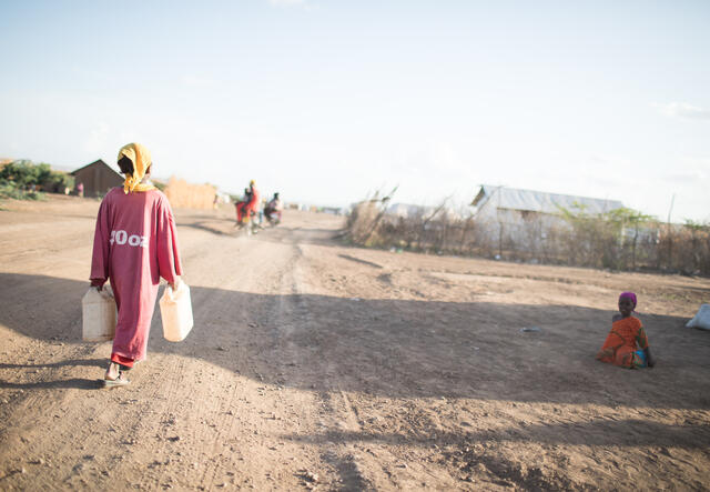 En flicka hämtar vatten utanför ett flyktingläger i norra Kenya.
