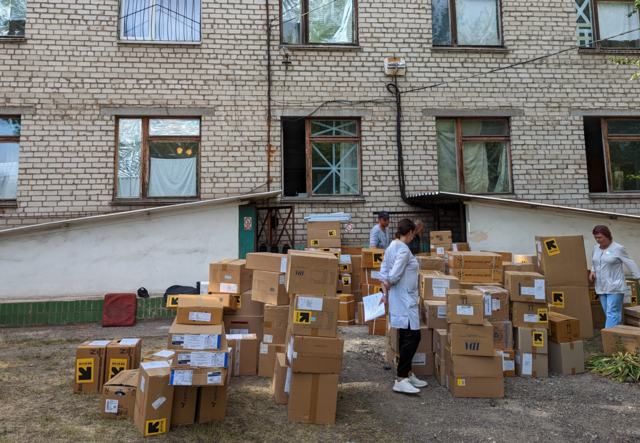 우크라이나 자포리자의 한 의료시설 직원들이 국제구조위원회가 제공하는 의료품을 분배하는 일을 하고 있다.