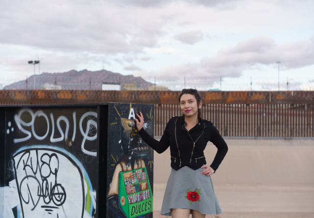Alexa, una mujer transgénero de El Salvador, se apoya contra una pared cerca de la frontera entre Estados Unidos y México.