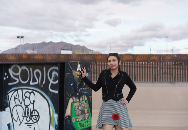  Alexa, una mujer transgénero de El Salvador, se apoya contra una pared cerca de la frontera entre Estados Unidos y México.