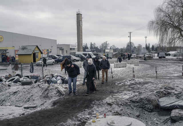 Ukrainische Geflüchtete kommen am Grenzübergang Medyka in Polen an