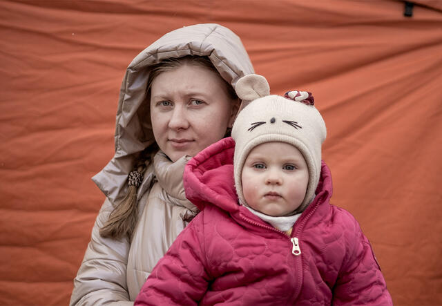 이리나와 그녀의 딸이 우크라이나를 탈출한 후 폴란드의 메디카 국경 교차점 근처에 서 있다.