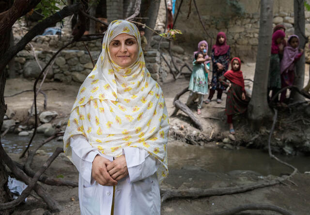 Foto på Marwa, som arbetar som näringsrådgivare för ett mobilt RESCUE hälso- och näringsteam som består av kvinnor. 