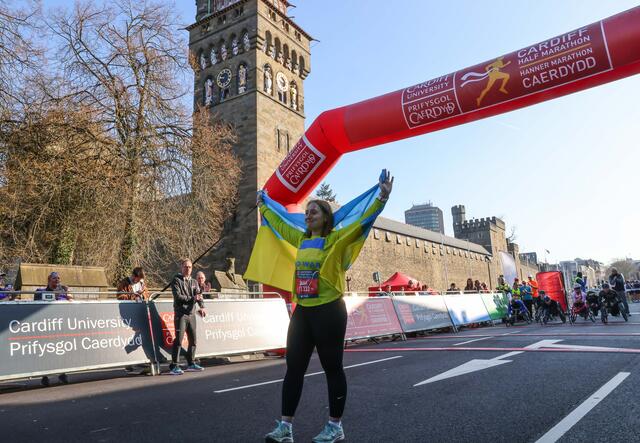 Inna holding a Ukrainian flag at the finish line of the Cardiff half marathon