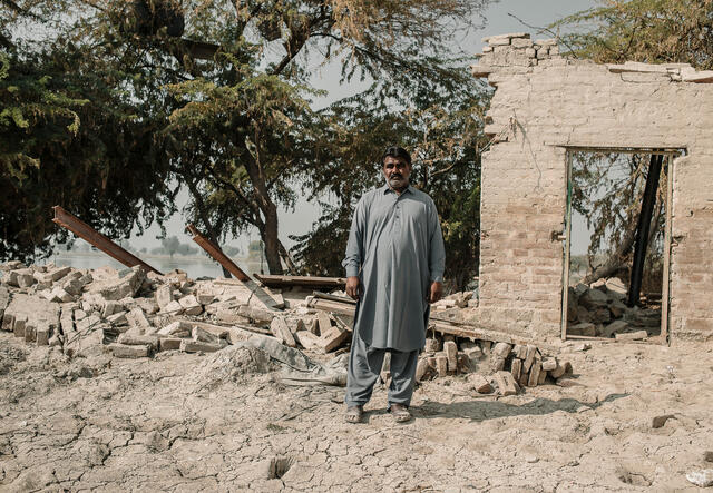 Pribu Kandokhan står framför resterna av sitt hem utanför Dadu, Pakistan.