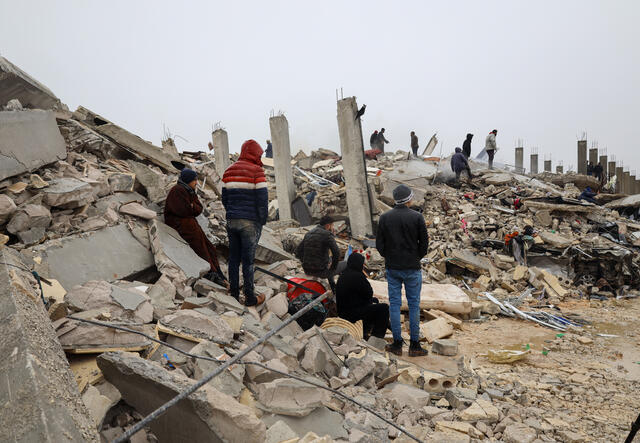 주민들이 지진으로 무너진 건물 잔해를 살피고 있습니다.   