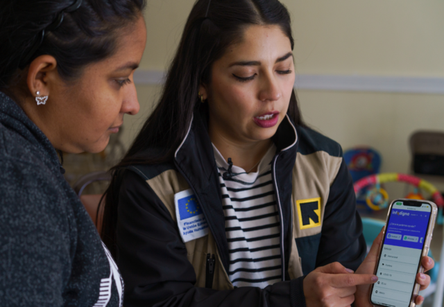 Adriana, 28, women and child protection manager for the IRC in Mexico, shows Maria*, 37, the InfoDigna website (part of the Signpost project), which offers up-to-date information for migrants transiting through Mexico.