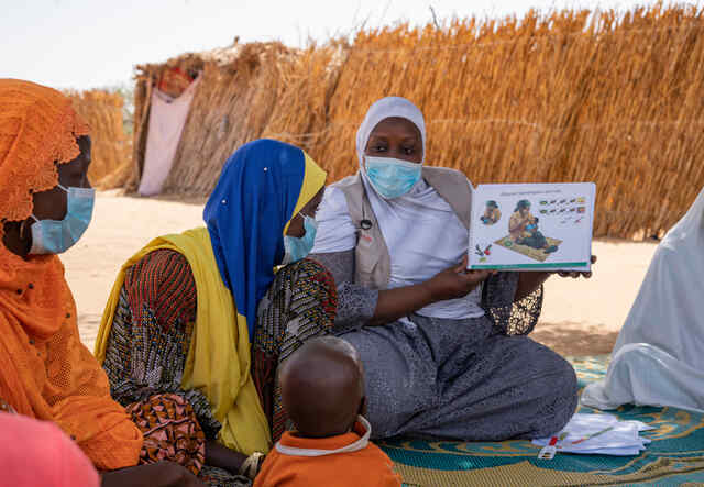 IRC staff, members of ANJE group and mothers talking about how to prevent malnutrition at Awaridi refugee camp.