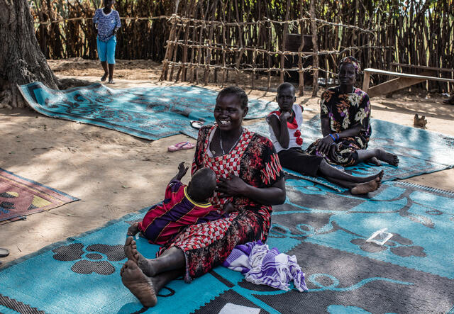 Frauen und Kinder warten vor einer IRC-Klinik in Kanyhial, Südsudan auf medizinische Versorgung.