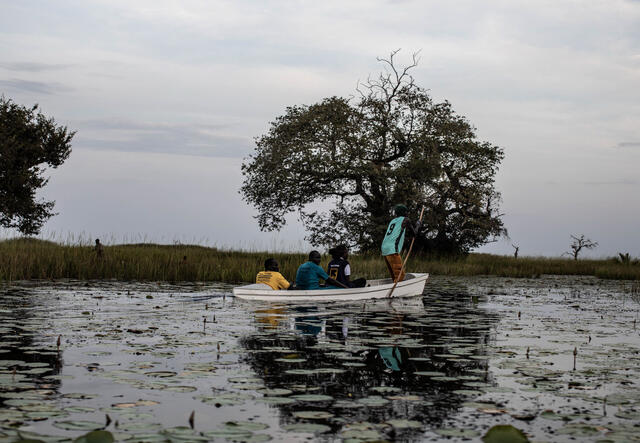 Ein IRC-Team mit medizinischem Personal überquert in einem kleinen Boot die Sumpflandschaft in Kanyhial, Südsudan.