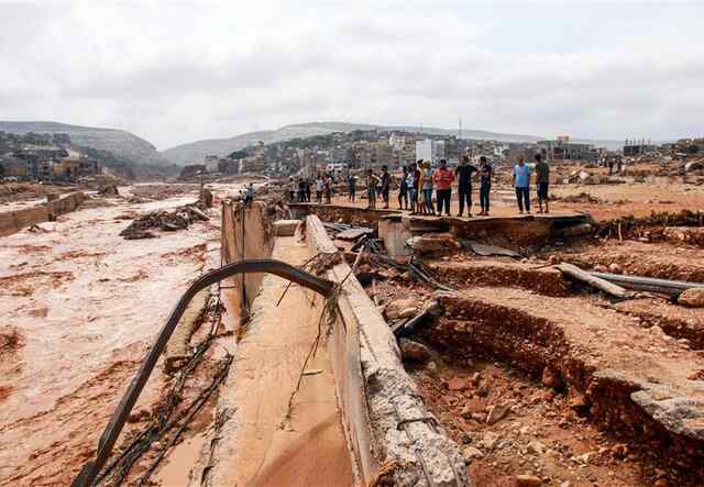 리비아 데르나 주민들이 홍수로 인한 피해 상황을 살펴보고 있습니다.
