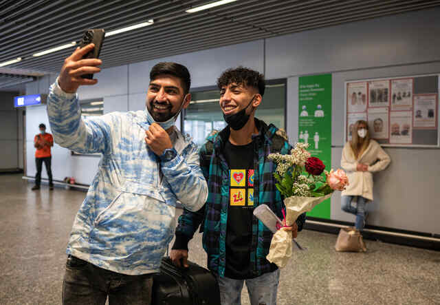 Två bröder från Afghanistan återförenas i Tyskland. 