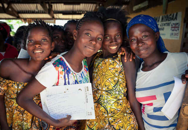 Tonårsflickor i Sierra Leona deltar i RESCUE:s utbildningsprojekt EAGER under rasten i skolan.