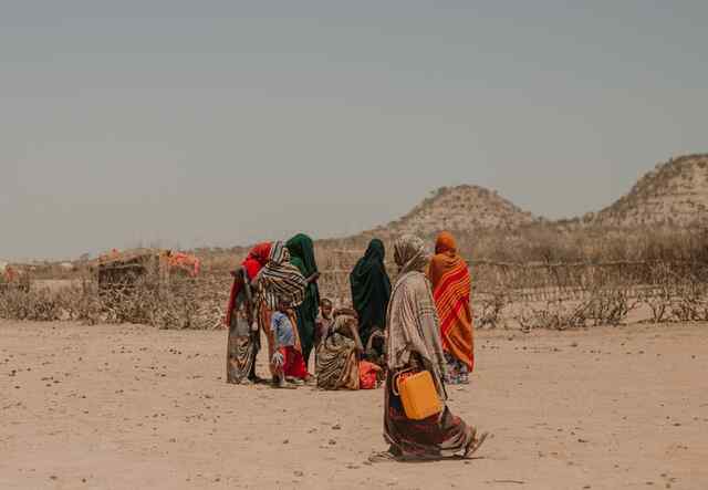 Frauen und Mädchen holen Trinkwasser von den IRC Wassertanks in Kambe, in der Somali-Region in Äthiopien.