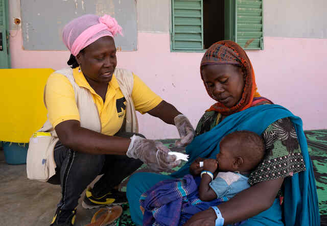 Martine Naigna cleans the eyes of Salima Yaya Adam (9 months old), a Sudanese refugee relocated few days earlier in Gaga refugee camp, just arrived with her mother Assaniya Atoum Abakar in the IRC’s health center.